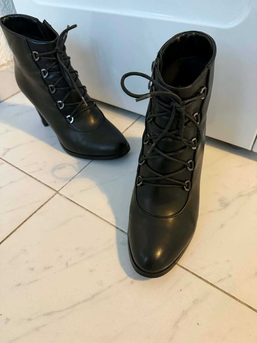 Два чифта боти, номер 39