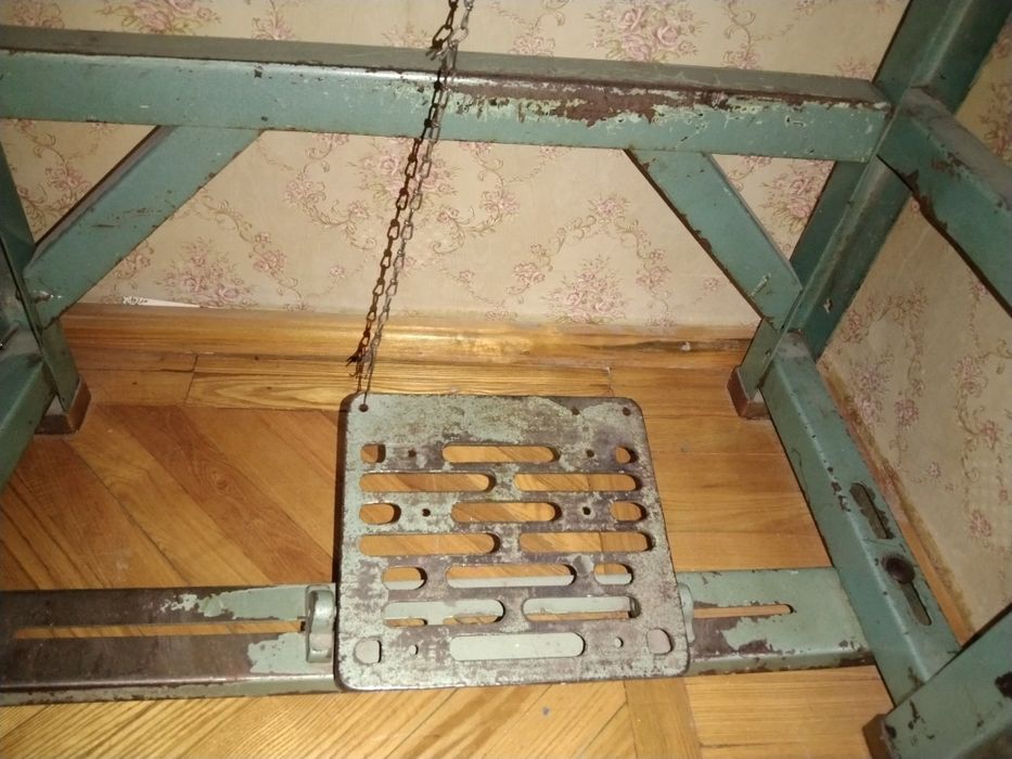 Швейная машина 22 класса. П.М.З. Выпускалась с пром столом.