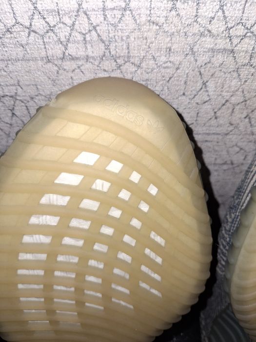 Yeezy Isafril noi cu etichetă