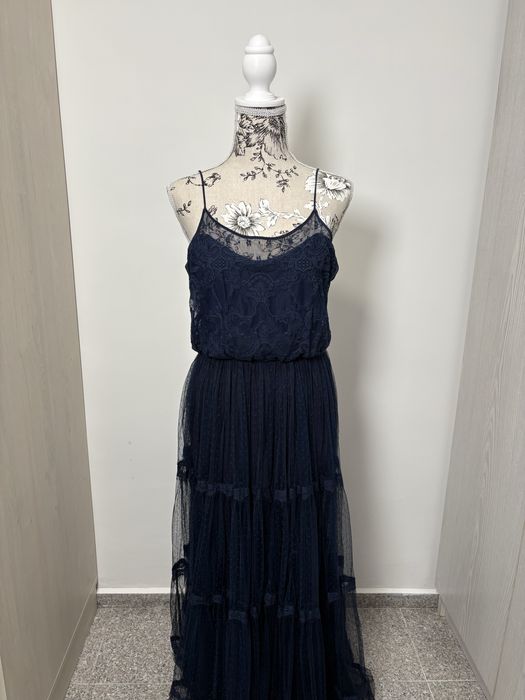 Дълга елегантна рокля с презрамки в син цвят