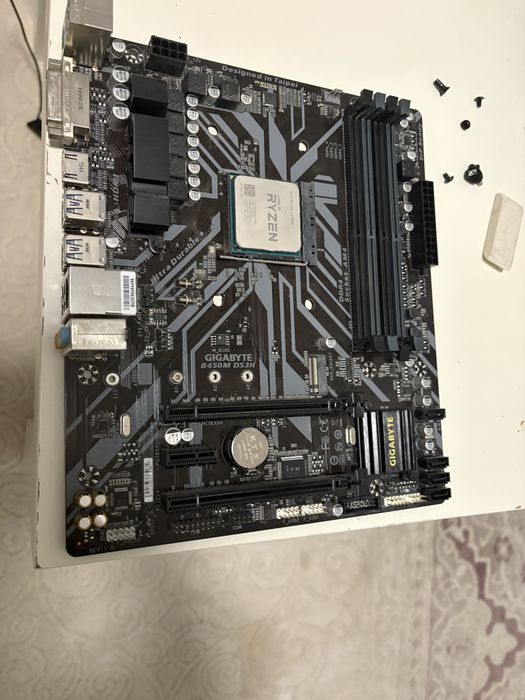 Vand Kit Ryzen 2200G si placa de baza B450M