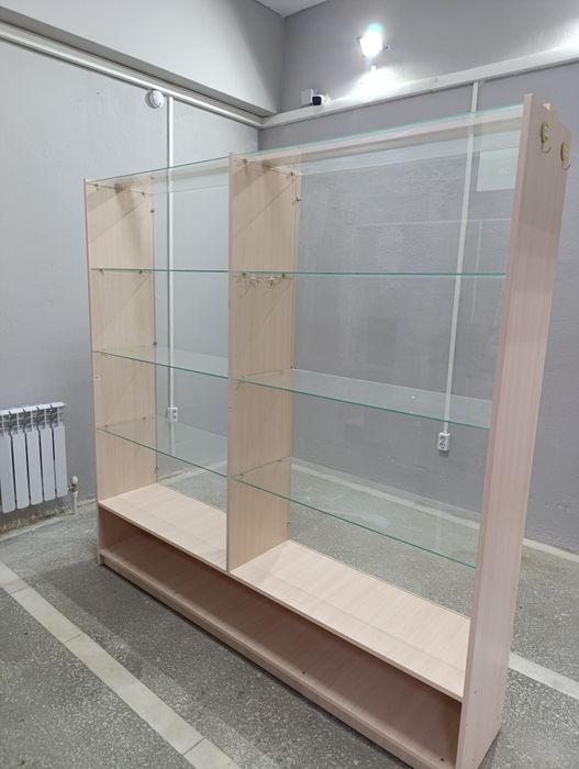 Стеллажи со стеклянными полками