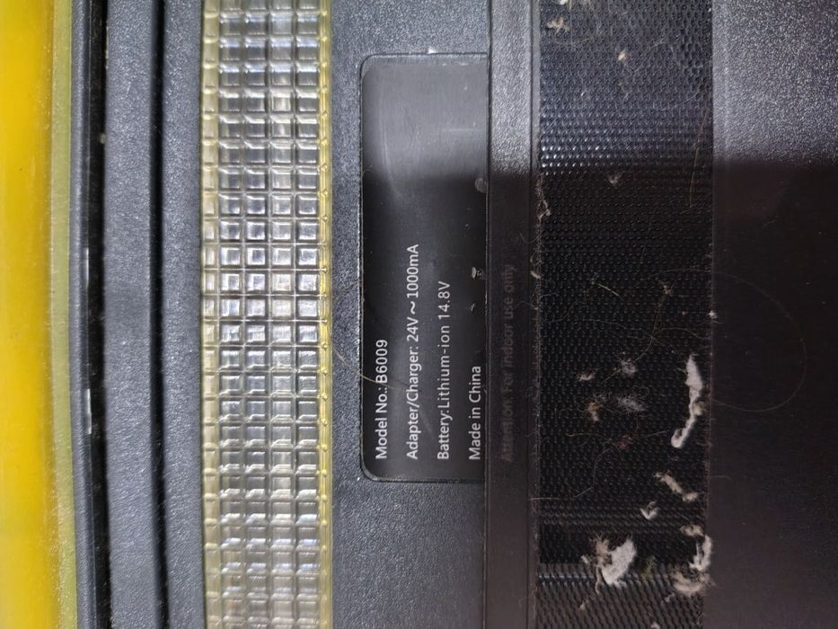 Robot aspirare și mop