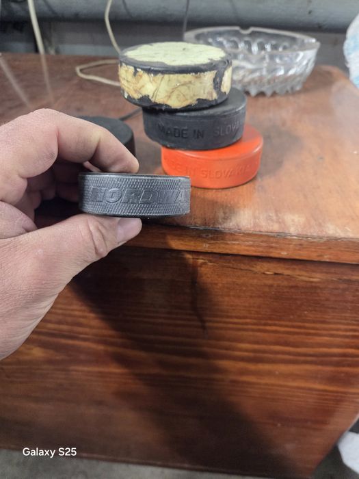 Хоккейные краги и шайбы.