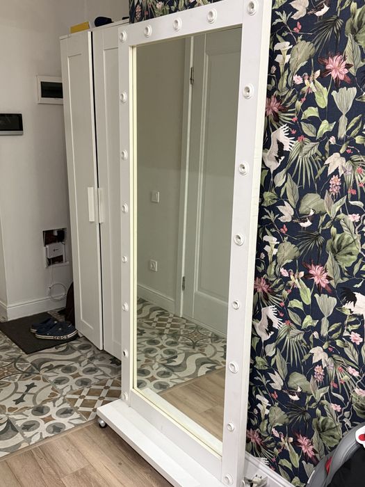 Продам б/у зеркало на колесиках