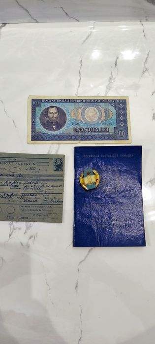 Lot de obiecte din perioada comunistă bancnotă de 100 lei,carnet de note ,insignă