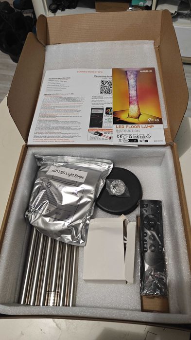 Lampa de podea cu LED-uri, actionata de la distanta