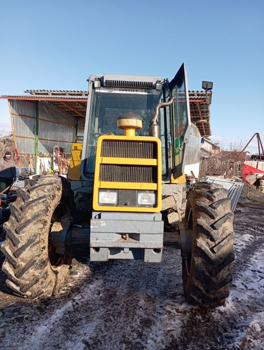 Vând tractor Renault