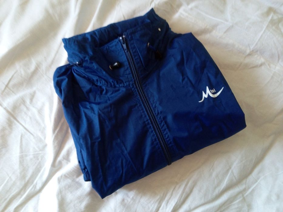 Анорак Diel sport
С прибираща се в яката качулка. С пристягащи ла