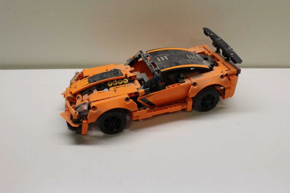 Конструктор LEGO Technic Bugatti Chiron 42083 Technic Chevrolet 42093