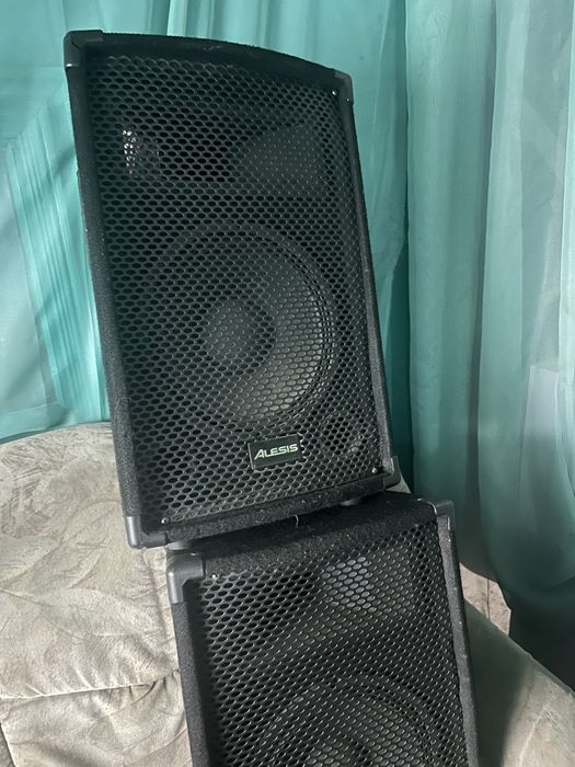 Продам 2 колонки Alesis