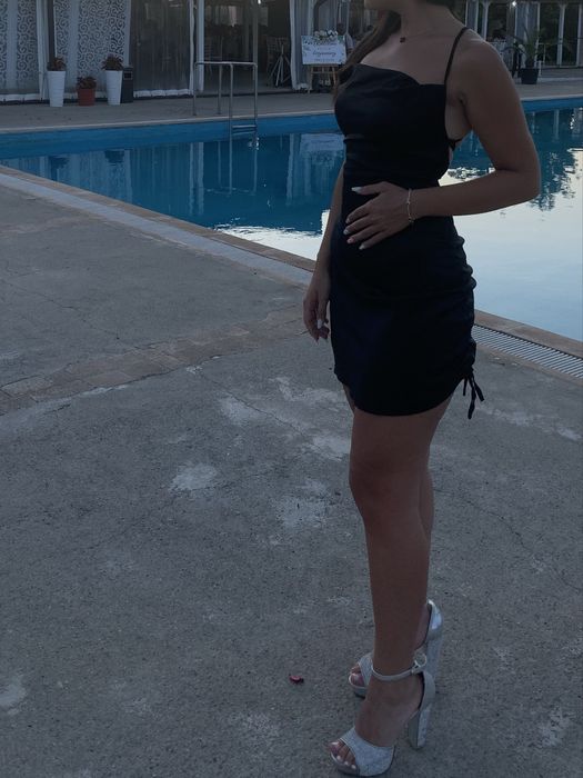 Продавам рокля сатен!