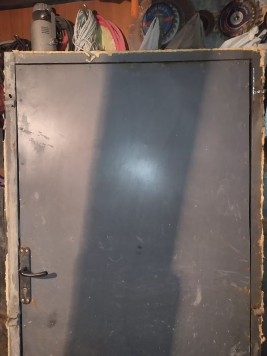 Темір сыртқы есік.