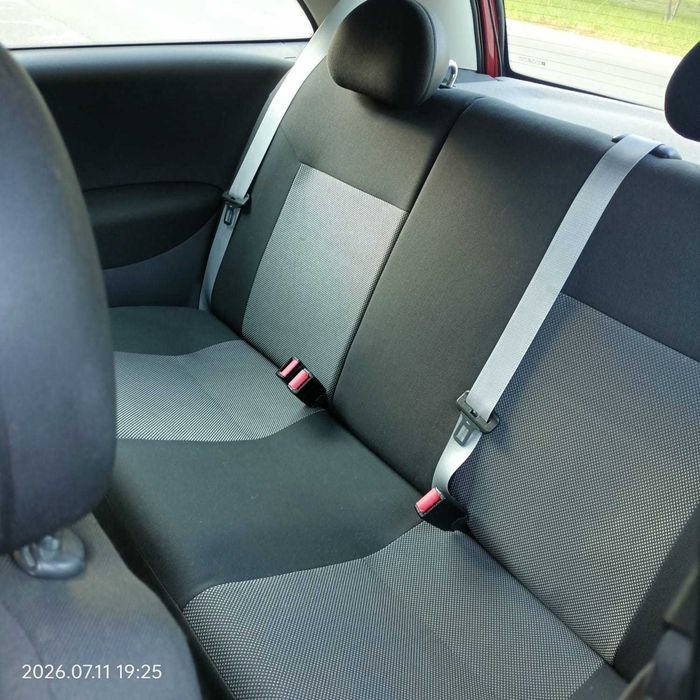 Vând  Opel Corsa C, 2006,  înmatriculată în România in 2021,  1,2- benzină, cutie automată, dotări peste nivelul standard, bine întreținută.