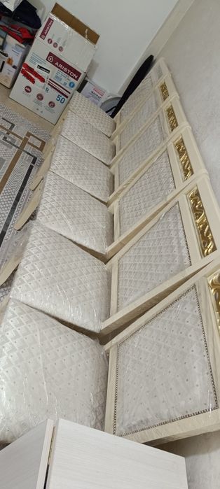 Продам стулья Версачи
