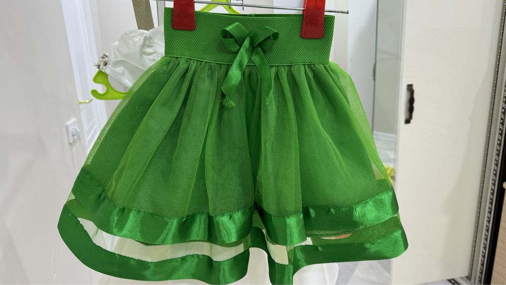 Юбка пачка, цвет черный и зеленый. Зеленый бант. Белые чешки.
