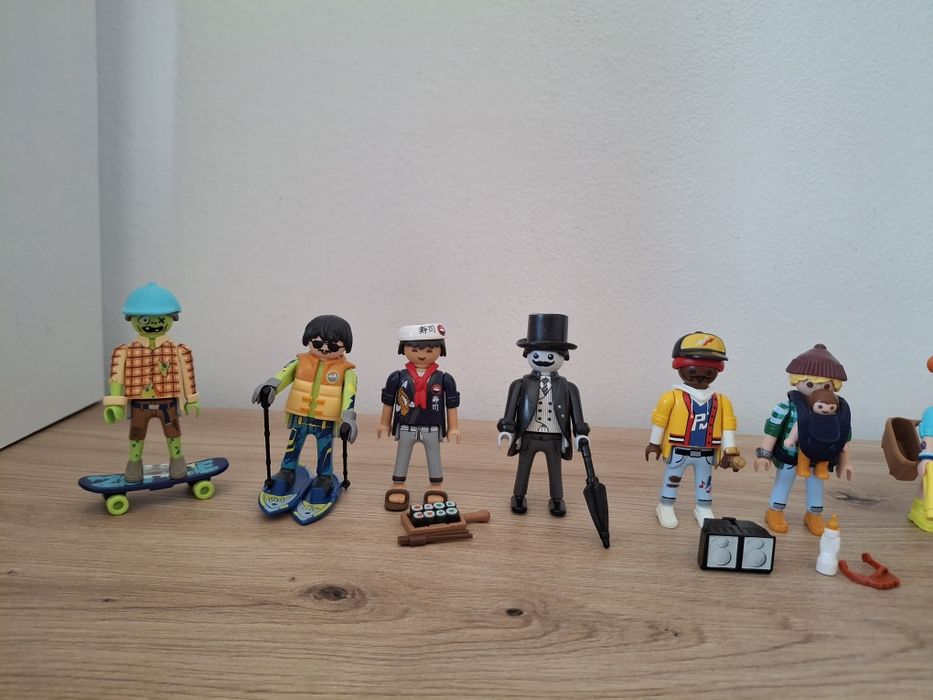 Vand lot cu 13  figurine Playmobil