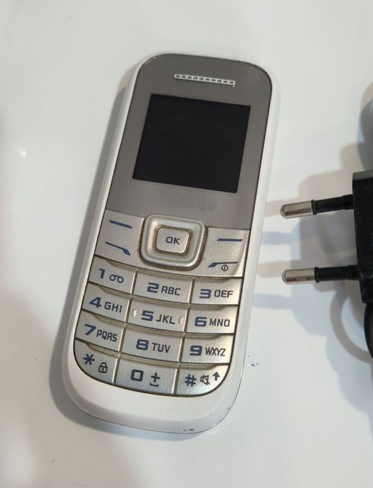 Telefon Samsung cu butoane perfect funcțional