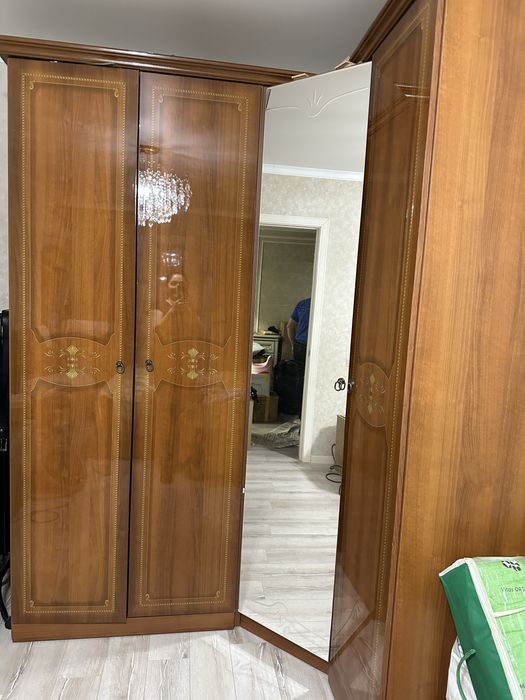 Продам шкаф угловой 4х-дневный