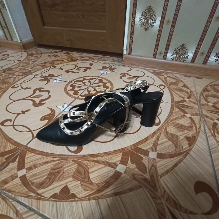 Продаются босоножки