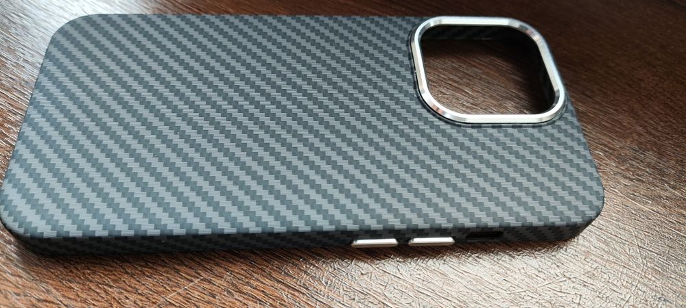 Чехол карбоновый для Apple iPhone 13 Pro черный