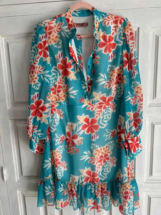 Рокля на цветя с дълъг ръкав