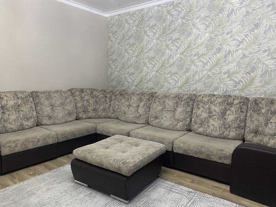 Коричневый диван