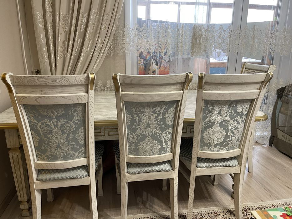 Продаю стол со стульями для гостиной