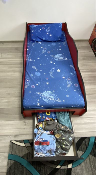 Pat mașină Fulger McQueen + saltea + lenjerii