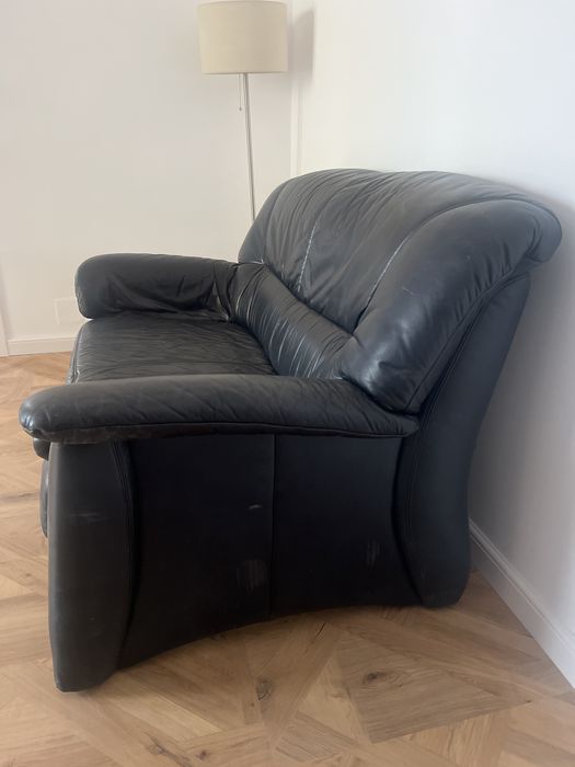 Canapea piele neagră 2 locuri, comfortabilă, uzată, ieftină