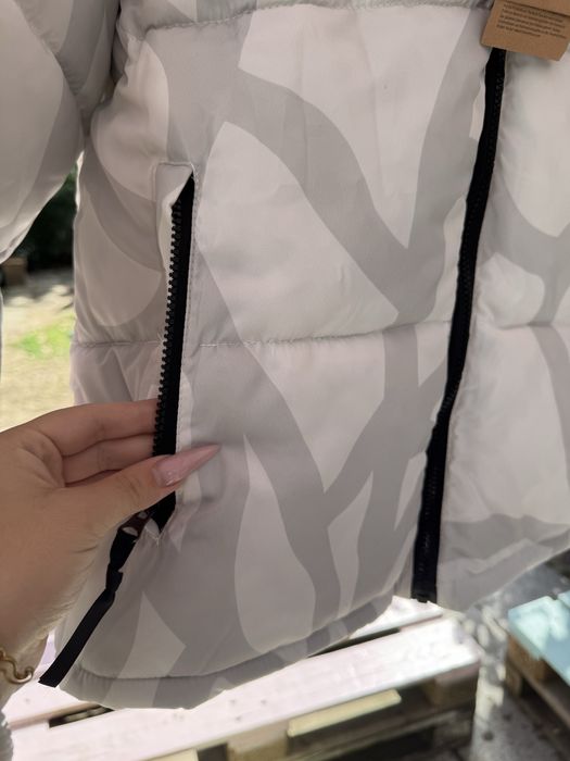 Geaca North Face x Kaws (marimi: M,L)