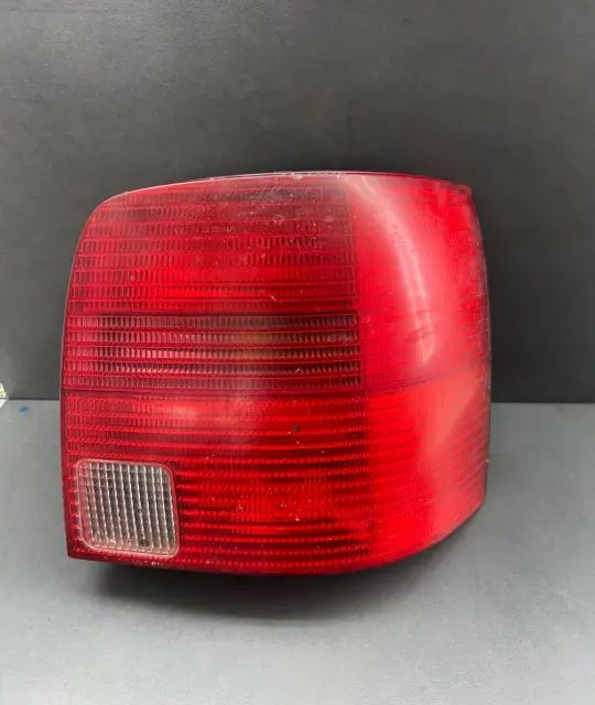 Lampa / Tripla stop dreapta pe aripa Volkswagen VW Passat 2000