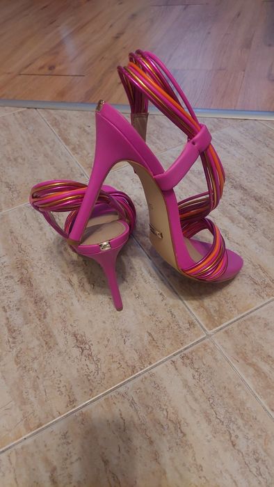 Чисто нови обувки GUESS 40номер