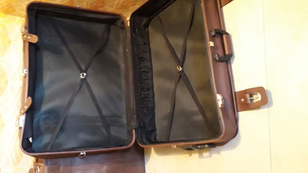 Един брой (1) Куфар