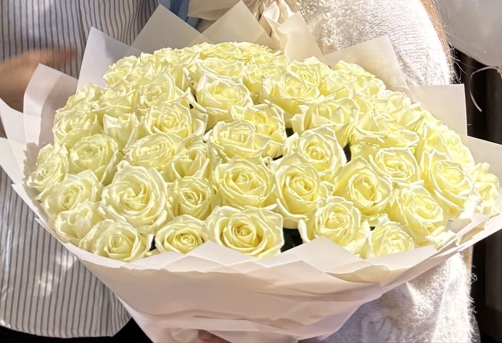 Балғын 51 розалық гүлмен Әдемі үрленген шарик