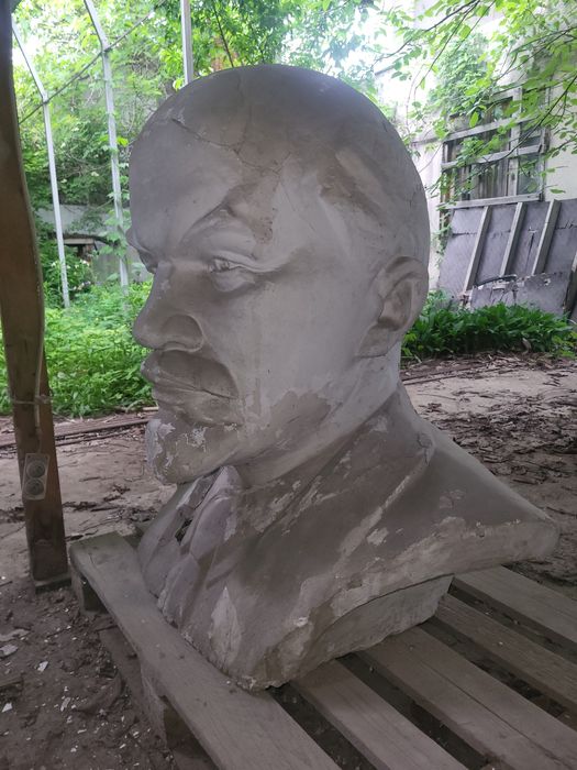 Бюст В. И. Ленина из гипса высотой 110 см