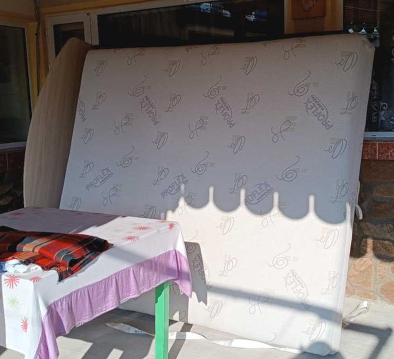 Легло (190см х 165см) с матрак