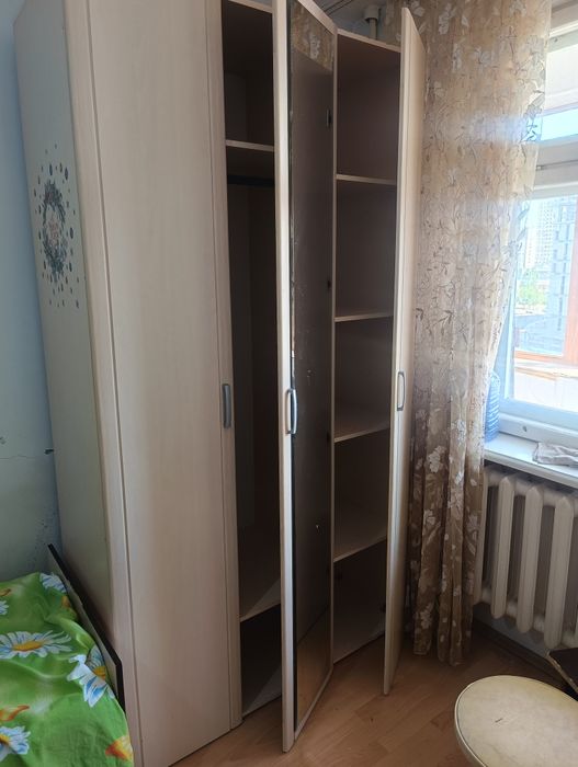 шкаф, кровати, тумбы