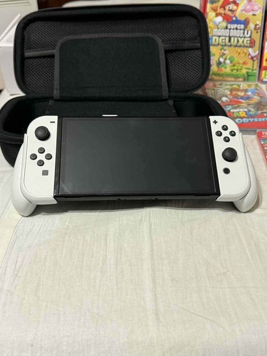 Nintendo Switch OLED + 5 игри + аксесоари – пълен комплект