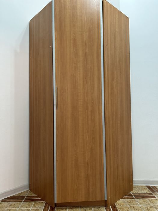 Продаю угловой шкаф для одежды