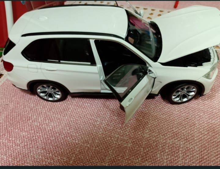Vând BMW x5 de jucărie scara 1:24