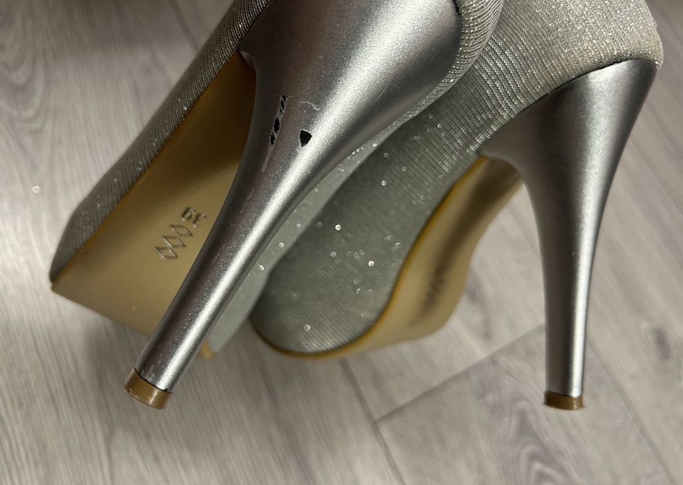 Дамски сребърни обувки на ток
