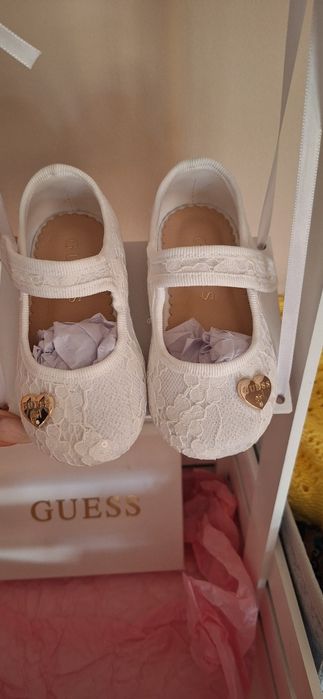 Прекрасни обувки Guess за малка принцеса