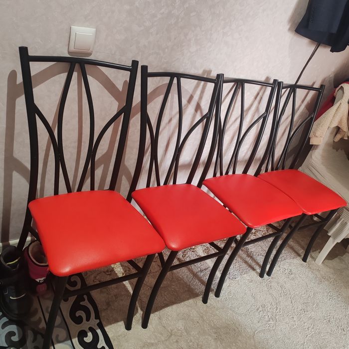 Кухонный четыре стулы