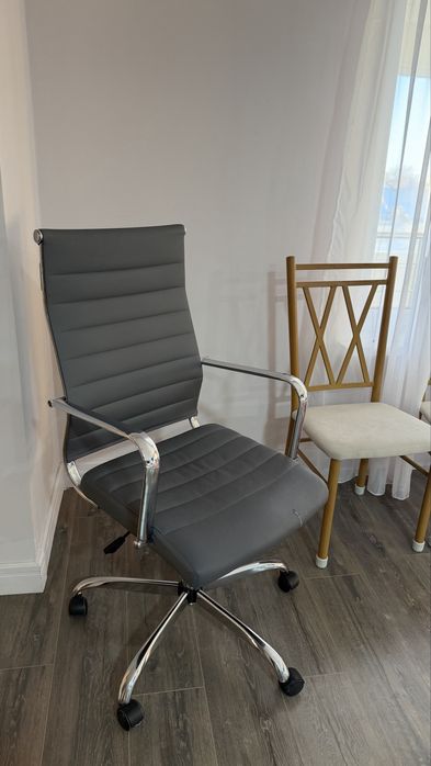 Офисное кресло очень удобное