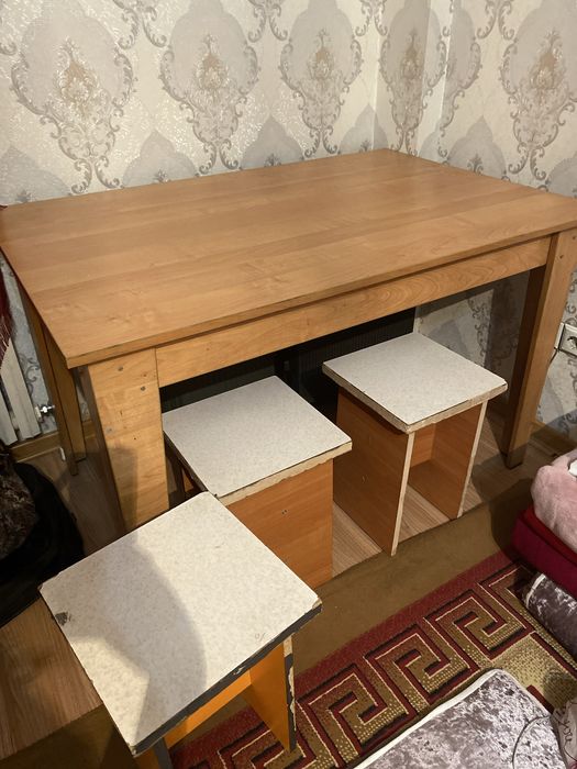 Продам кухонный стол + 3 табуретки