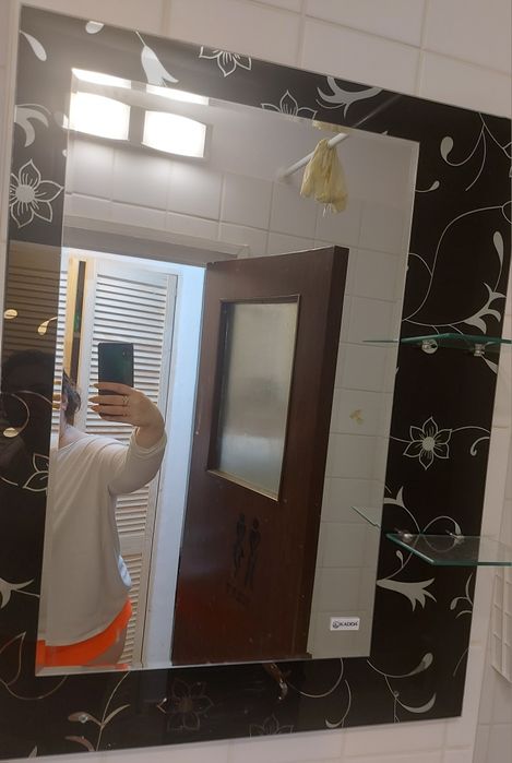 Oglinda baie cu etajera