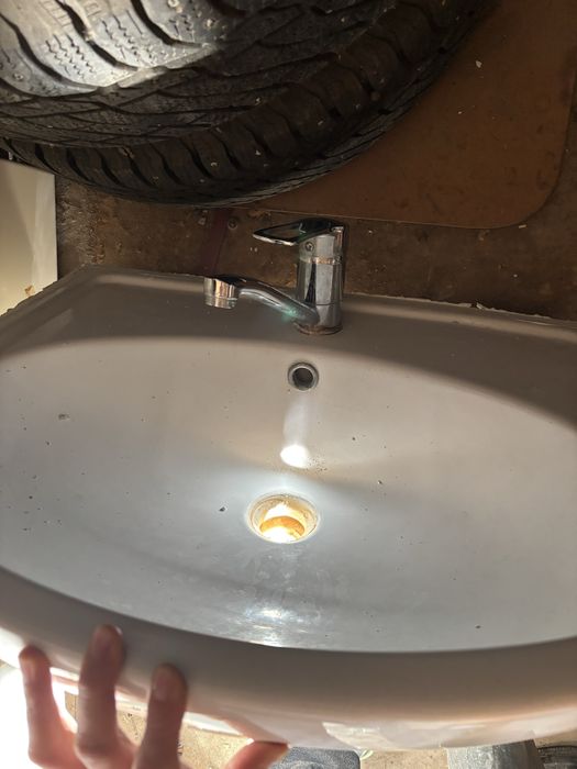 Раковина с краном