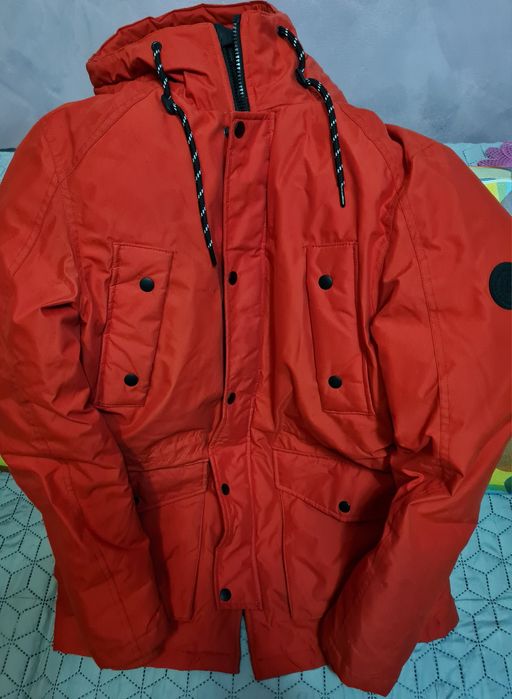 Vând Jacketa Parka Jack & Jones de la Hervis pentru băieți