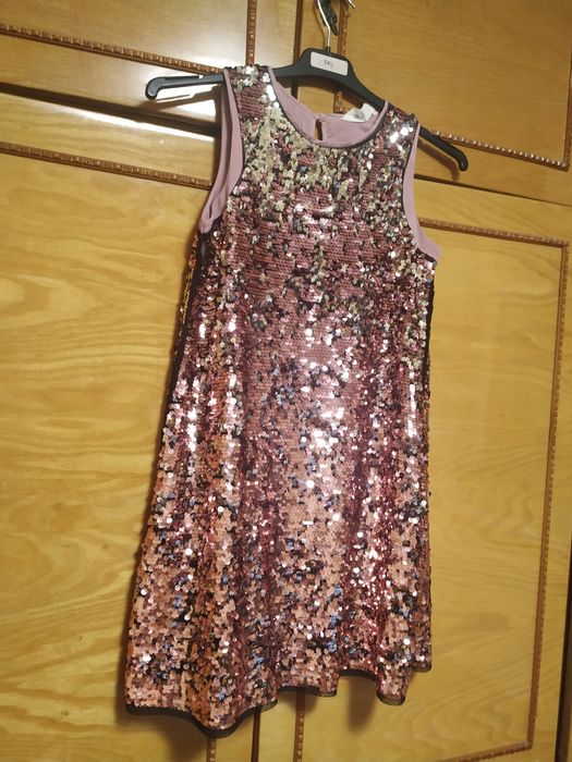 Vând rochițe 116-128-140